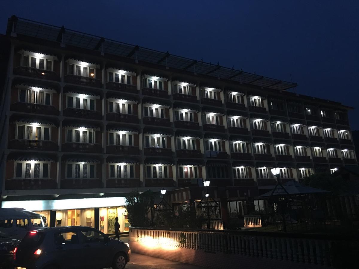 Shah Abbas Hotel At Dal Lake Сринагар Экстерьер фото